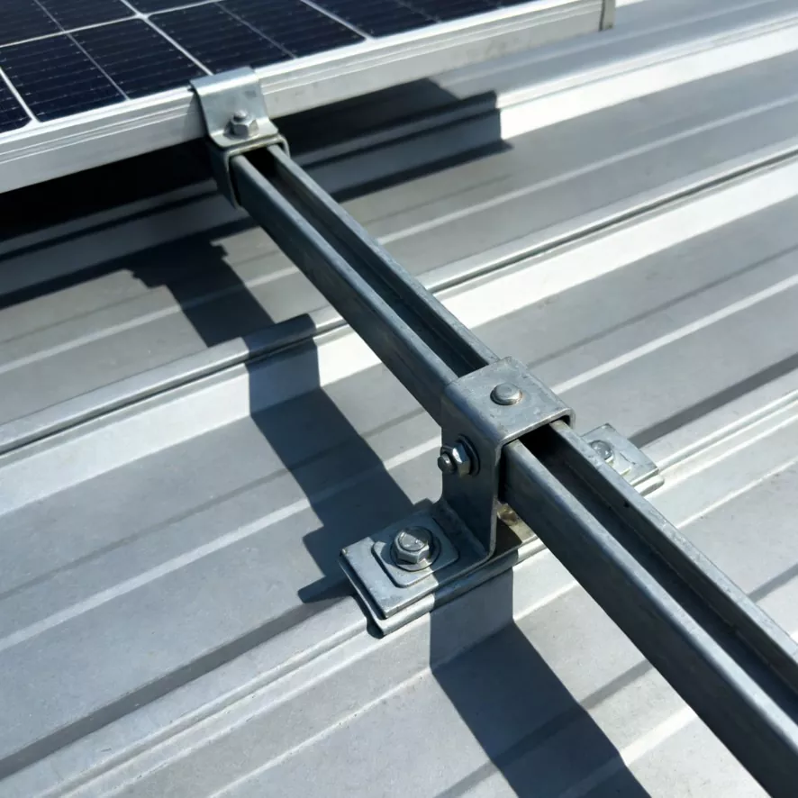Waarom is een METALEN DAK ZONNEBEVESTIGING de beste investering voor langdurige zonne-energieprojecten?