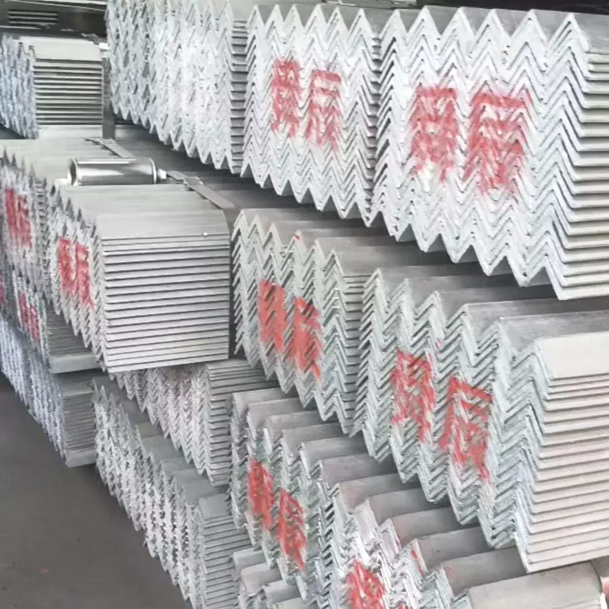 Wat maakt Angle Steel tot de beste keuze voor de constructie van zendmasten?